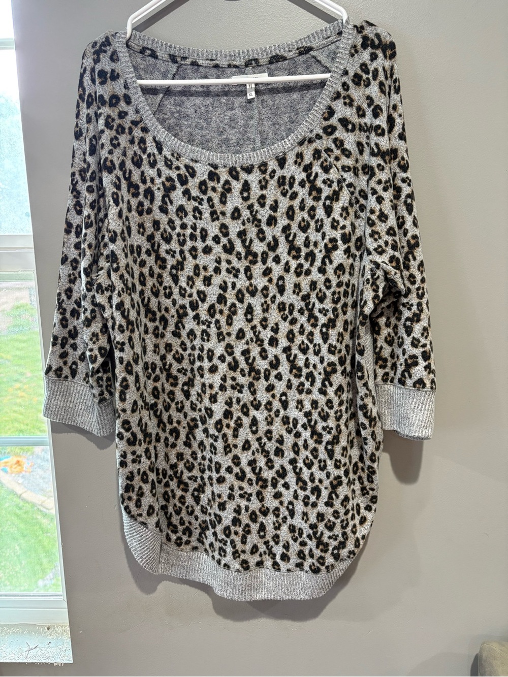Maurices Leopard Print Knit Pullover Top Gray Cheetah Size XL Soft Ribbed Trim